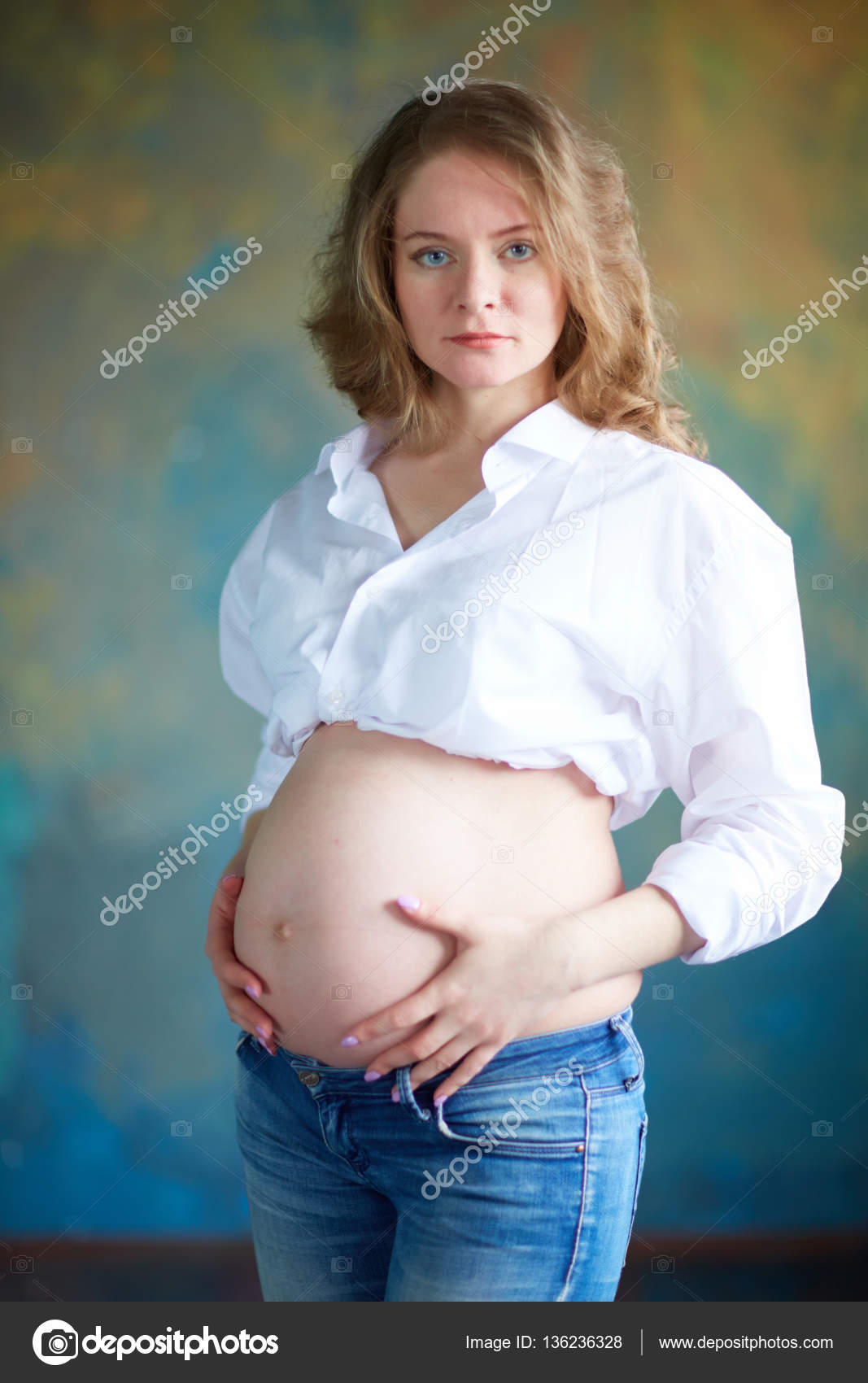 Femme enceinte en jeans Photo de stock par nikolodion 136236328