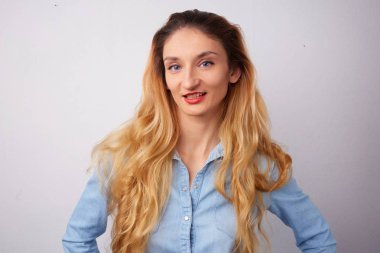 Güzel, gülümseyen kadın 