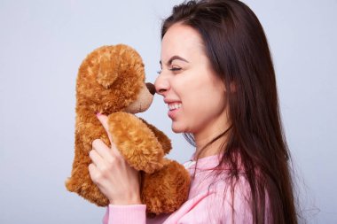 oyuncak ayı ile esmer