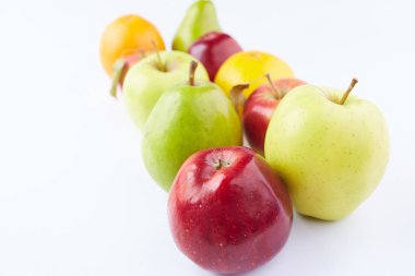 Meyveler beyaz arkaplanda izole