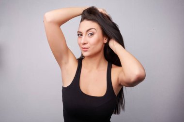 stüdyoda gülümseyen kadın