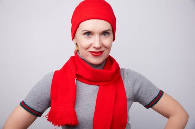 kadın kırmızı şapka komik