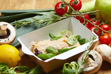 Omlet buğulanmış sebze ve yeşillik ile 