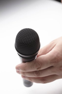 Bir adamın elinde mikrofon