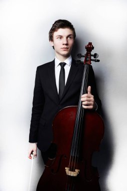 Çello çalan adam