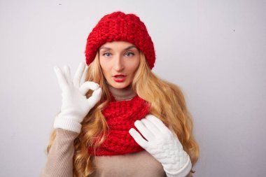 sarışın kırmızı bere içinde