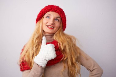 sarışın kırmızı bere içinde