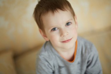 gülümseyen güzel çocuk