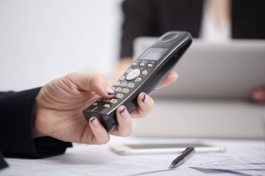 Kadın elinde telefon