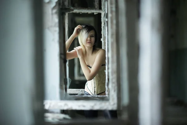 Lány közel az ablakhoz — Stock Fotó