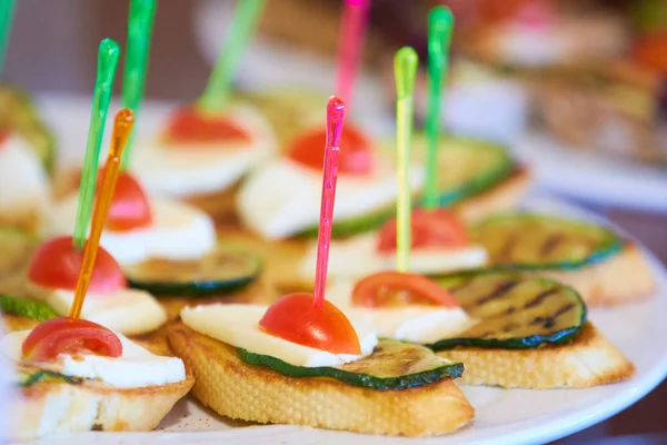 Aperitivos saborosos em espetos — Fotografia de Stock