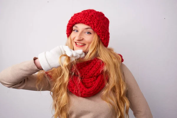 Blond med rød hatt – stockfoto