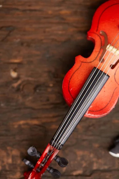 Violin on a wooden background — Stock Photo, Image