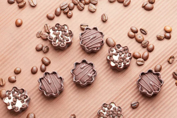 Caramelos de chocolate y granos de café — Foto de Stock
