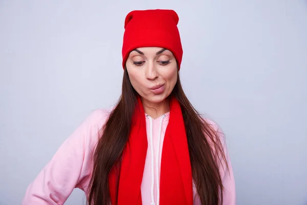 Menina em um chapéu vermelho — Fotografia de Stock