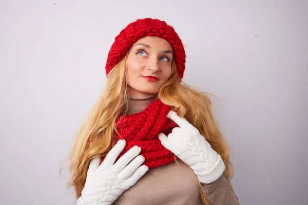 Blondin i en röd hatt — Stockfoto