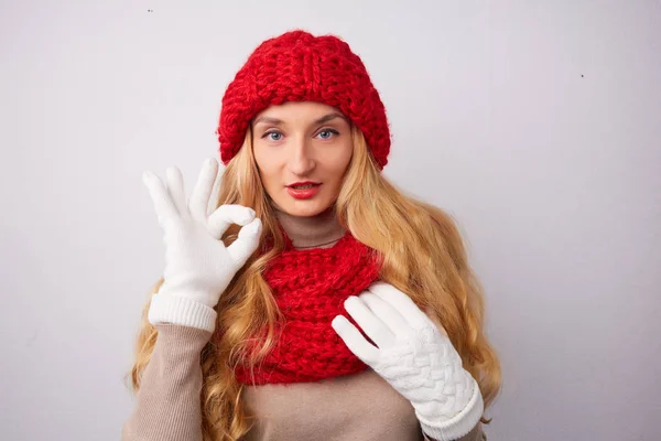 Blondine mit roter Mütze — Stockfoto