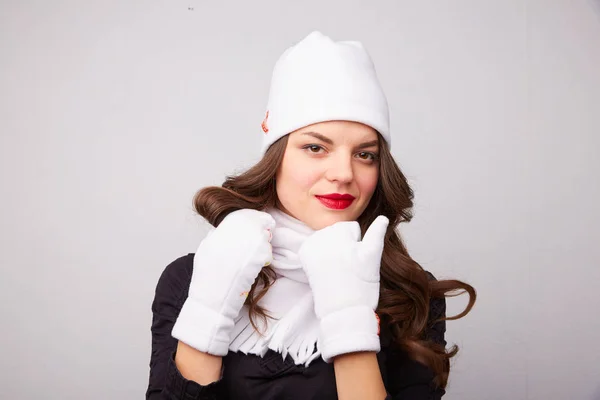 Dziewczyna w biały kapelusz i szalik — Zdjęcie stockowe