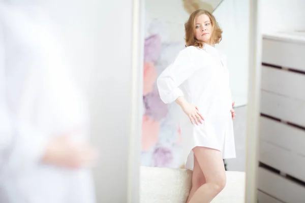 Femme enceinte dans la chambre — Photo