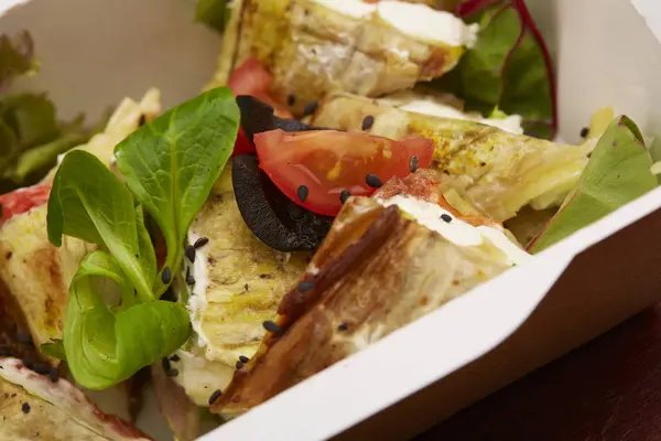 Balık, kiraz domates ve otlar ile yemek