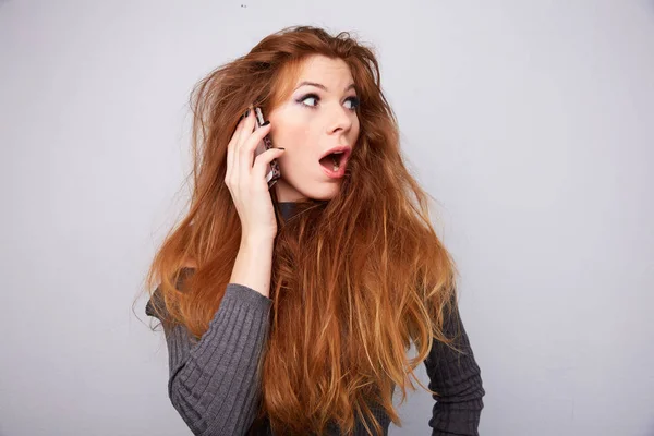 전화와 빨간 머리 소녀 — 스톡 사진
