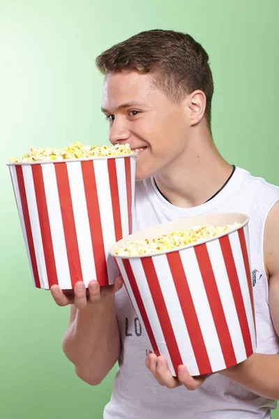 Jeune homme avec pop-corn — Photo