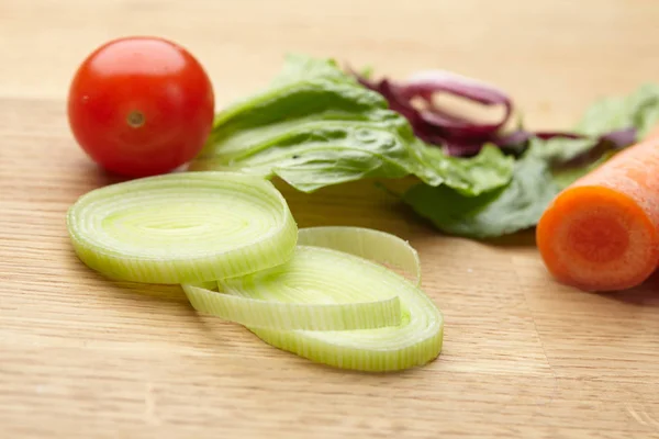 Gezonde verse rauwe groenten eten — Stockfoto