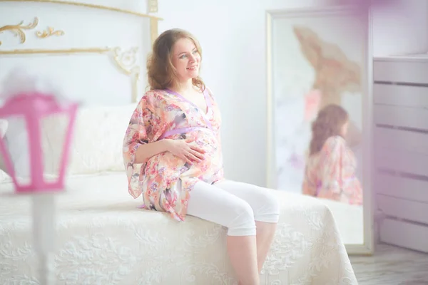 Terhes nő a hálószobában — Stock Fotó