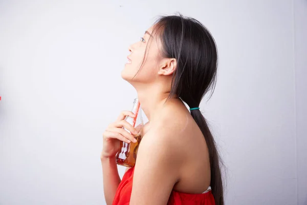 Femme buvant une boisson gazeuse — Photo