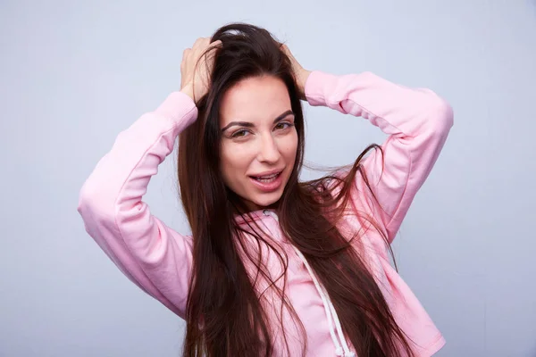 Morena com cabelo liso puxa o cabelo — Fotografia de Stock