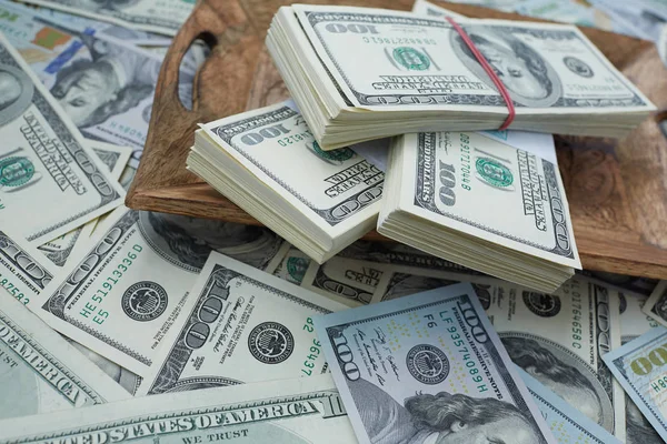 Geld op een dienblad close-up — Stockfoto