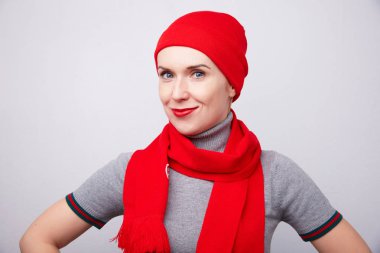 kadın kırmızı şapka komik