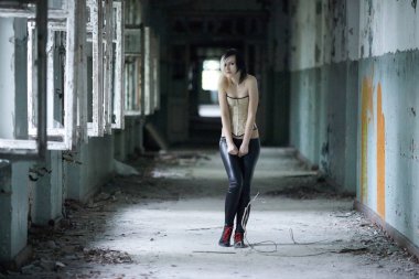 Piercing bir korse ile kız 