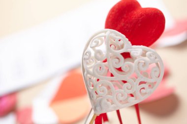 Sevgililer günü için bir çubuk üzerinde Hearts
