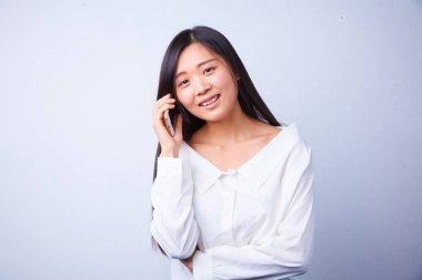 Cep telefonuyla konuşan bir kadın.