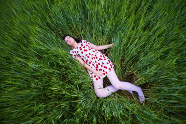 parlak bir elbise esmer