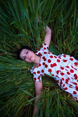 parlak bir elbise esmer