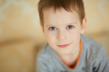 gülümseyen güzel çocuk