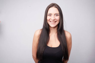 güzel esmer gülüyor