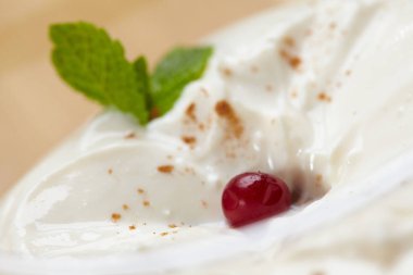 Tatlı küçük bir çanak içinde krem