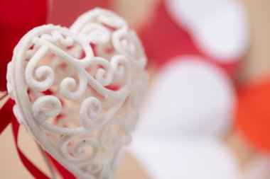 Sevgililer günü için bir çubuk üzerinde Hearts