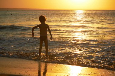 Sahilde oynayan çocuk. 