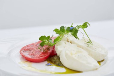 meze domates ve peynir ile