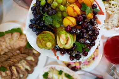 bir plaka üzerinde lezzetli meyve