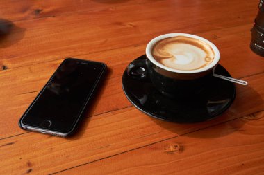 Masanın üzerinde bir fincan kahve. 