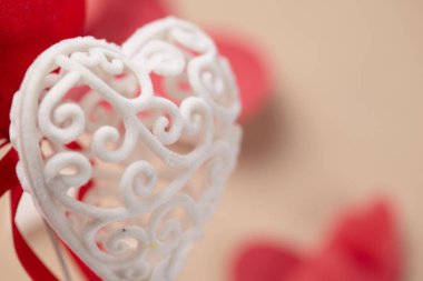 Sevgililer günü için bir çubuk üzerinde Hearts