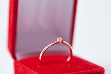 Bir kutu içinde altın yüzük