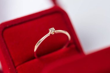 Bir kutu içinde altın yüzük