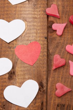 Sevgililer gününde kağıt kalpleri