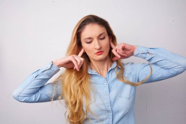 kadın onun kulaklarını durur